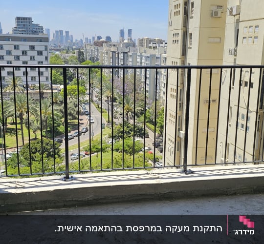 מרפסת עם נוף לעיר ובניינים גבוהים